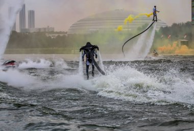 Moskova 'daki bir spor festivalinin açılışında açık denizde dumanla uçan panolarda serbest stil. 