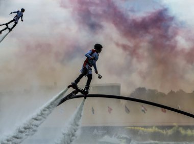 Moskova 'daki bir spor festivalinin açılışında açık denizde dumanla uçan panolarda serbest stil. 