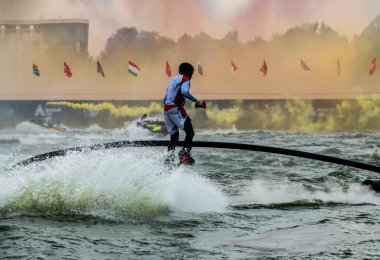 Moskova 'daki bir spor festivalinin açılışında açık denizde dumanla uçan panolarda serbest stil. 