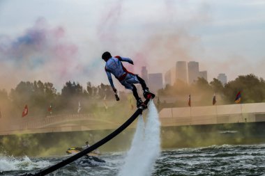 Moskova 'daki bir spor festivalinin açılışında açık denizde dumanla uçan panolarda serbest stil. 
