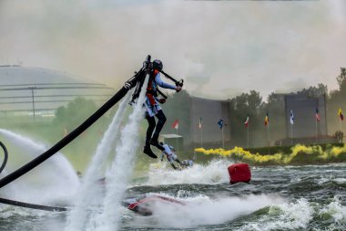 Moskova 'daki bir spor festivalinin açılışında açık denizde dumanla uçan panolarda serbest stil. 