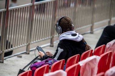 Parktaki su sporları hayranları ve izleyicileri