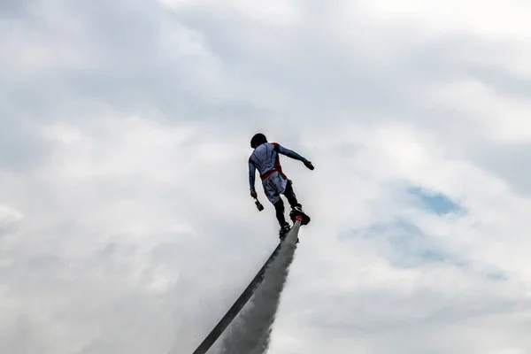 モスクワのスポーツフェスティバルのオープニングで屋外で煙伴奏とフライボード上のフリースタイル — ストック写真