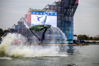 Serbest stil bir spor müsabakasında açık denizde akabike