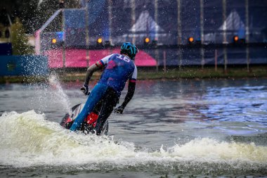 Serbest stil bir spor müsabakasında açık denizde akabike