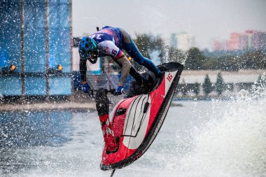 Serbest stil bir spor müsabakasında açık denizde akabike