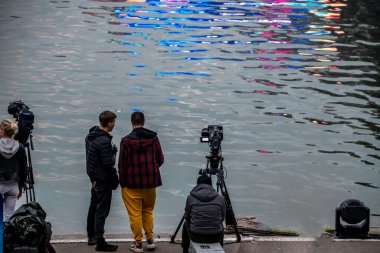 Parktaki büyük bir açık deniz sporu etkinliğinin hayranları ve seyircileri 