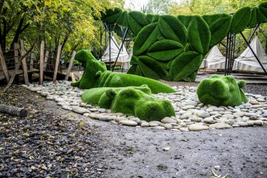 Sihirli ormandaki yeşil çimlerden gelen sihirli yeşil hayvanlar