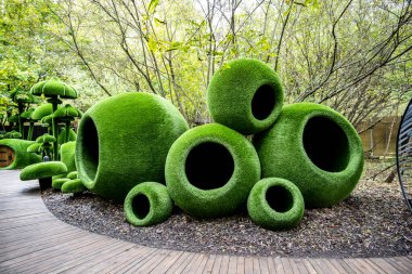 Sonbahar ormanlarında elf ve cücelerden oluşan yeşil toplar ve sihirli evler