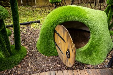 Sonbahar ormanlarında elf ve cücelerden oluşan yeşil toplar ve sihirli evler