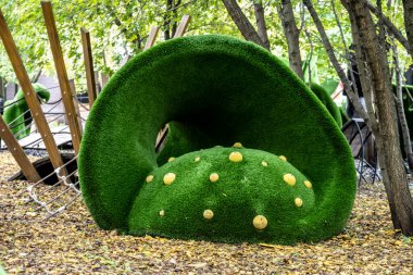 Sonbahar ormanlarında elf ve cücelerden oluşan yeşil toplar ve sihirli evler