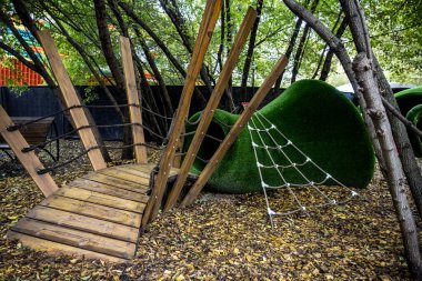 Sonbahar ormanlarında elf ve cücelerden oluşan yeşil toplar ve sihirli evler