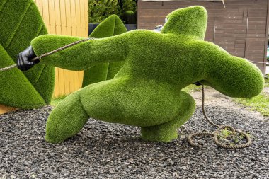 Sihirli ormandaki yeşil çimlerden gelen sihirli yeşil hayvanlar