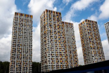 Mavi gökyüzüne karşı çok renkli yerleşim yerleri 