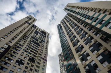 mavi gökyüzü bulutlarla kaplı güzel geometri ile meskun yüksek binalar 