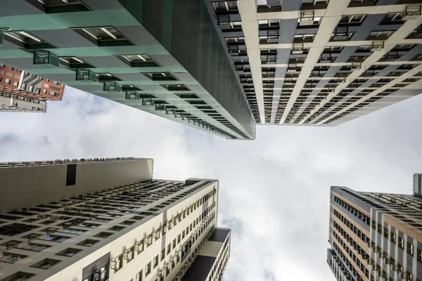 Kék Felhők Keresztül Gyönyörű Geometria Lakóépületek Toronyház — Stock Fotó