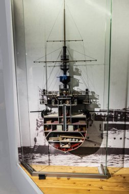 Seviye bilgisi olan eski bir savaş gemisinin bölümsel yerleşimi 