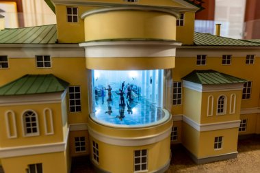 Eski bir malikanenin yerleşimi ve insan hayatının çeşitli bölgelerinin gösterimi. 