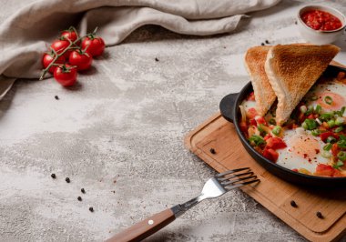 Son derece lezzetli bir kahvaltı çerçevesi. Sebzeli yumurta ve tost. Rustik arkaplan, metin için boşluk, üst görünüm.