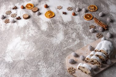 Noel arkaplanı, fındık, baharat ve meyvelerle dolu. Kopyalama alanı olan üst görünüm. Metin için boş yer.