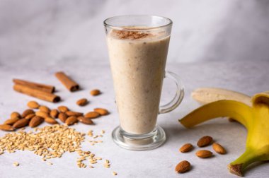 Badem fıstıklı ve muzlu sağlıklı vejetaryen yulaf püresi. Sabah kahvaltısı. Seçici odak. 