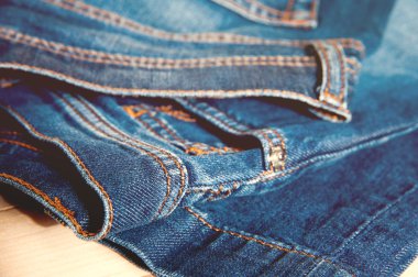 Eski ahşap zemin üzerine mavi jeans.