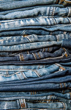 Kot pantolon yığını kapat