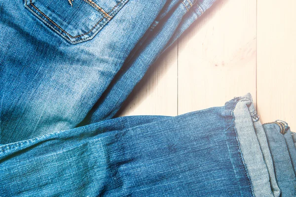 Ahşap bir zemin üzerine mavi jeans.
