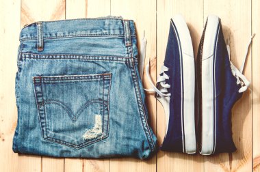 Gençlik spor ayakkabı, kot ahşap zemin üzerine mavi