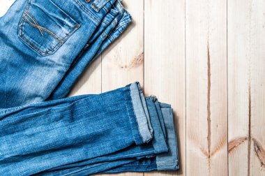 Ahşap bir zemin üzerine mavi jeans.