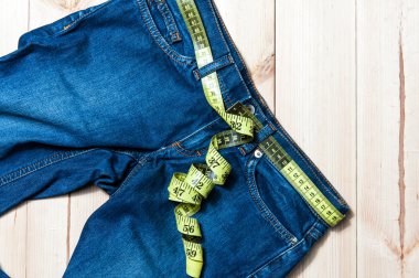 kot pantolon ve ahşap arka plan üzerinde santimetre 