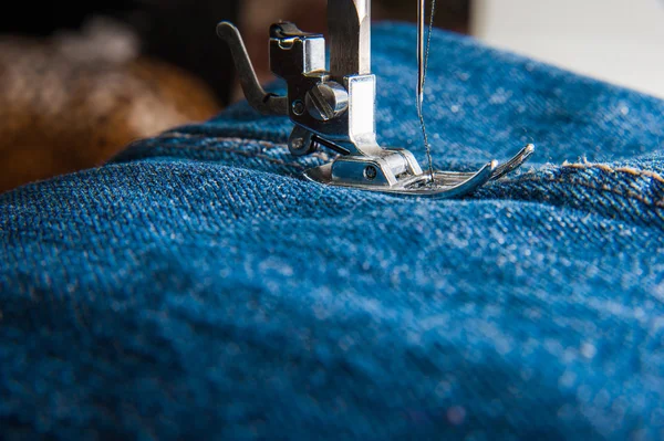 Pé de máquina de costura em jeans — Fotografia de Stock
