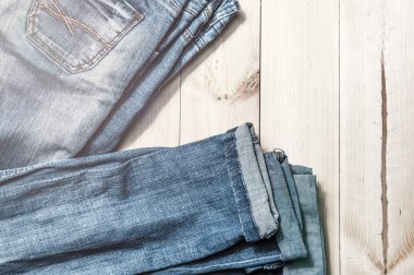 Ahşap bir zemin üzerine mavi jeans.