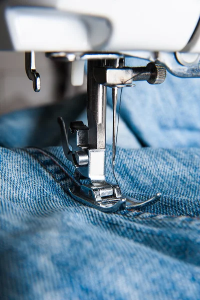 Teil der Nähmaschine und Jeans — Stockfoto