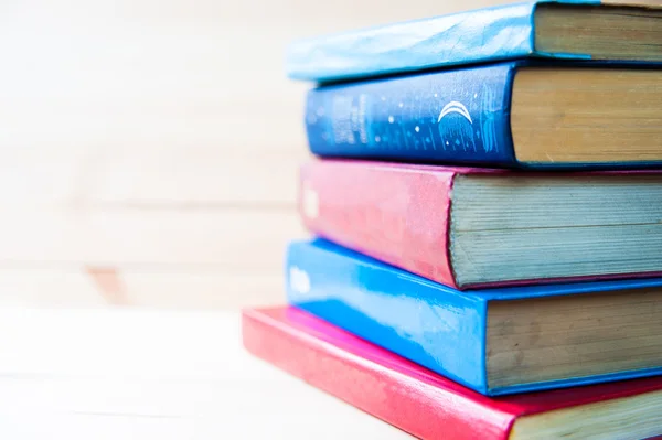 Pilha de livros na mesa — Fotografia de Stock