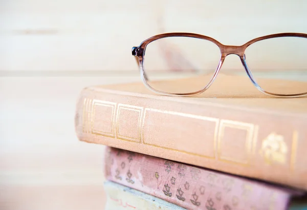 Composizione con bicchieri e libri, su tavolo, fondo chiaro — Foto Stock