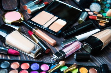 koyu arka plan üzerinde çeşitli makyaj ürünleri