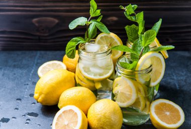 Limonata, limon ve nane taş tablo arka plan üzerinde kompozisyon