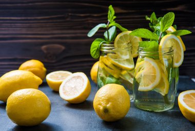 Limonata, limon ve nane taş tablo arka plan üzerinde kompozisyon