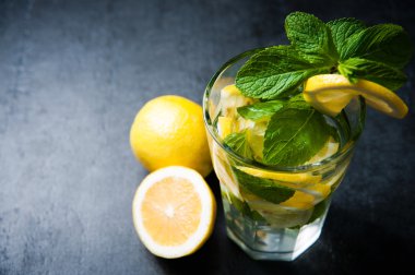 Karanlık taş masada ferahlatıcı soğuk limonata