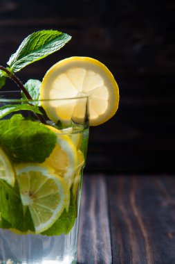 bardak limonata limon ve taze nane