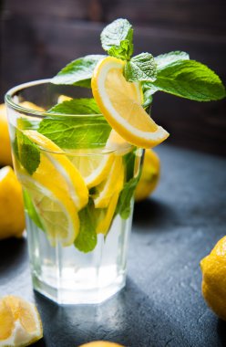 Karanlık taş masada ferahlatıcı soğuk limonata