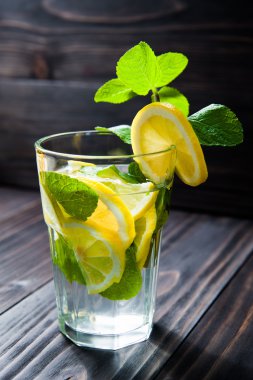 bardak limonata limon ve taze nane