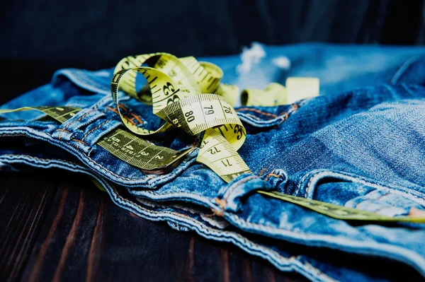 Calça jeans e assunto de medição para perda de peso — Fotografia de Stock