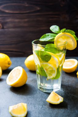 Karanlık taş masada ferahlatıcı soğuk limonata