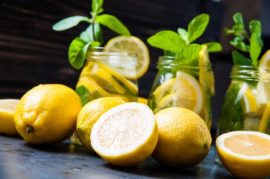 Limonata, limon ve nane taş tablo arka plan üzerinde kompozisyon