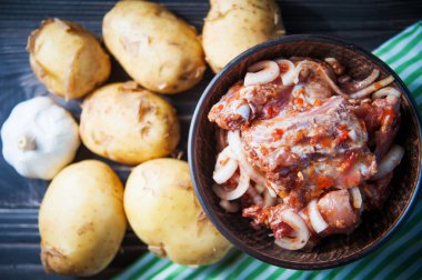 Ham taze domuz eti kaburga ve koyu ahşap zemin üzerine baharat.