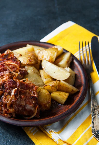 Grilled ribs with barbecue sauce, onion and hot crispy potatoes — Stock Photo, Image