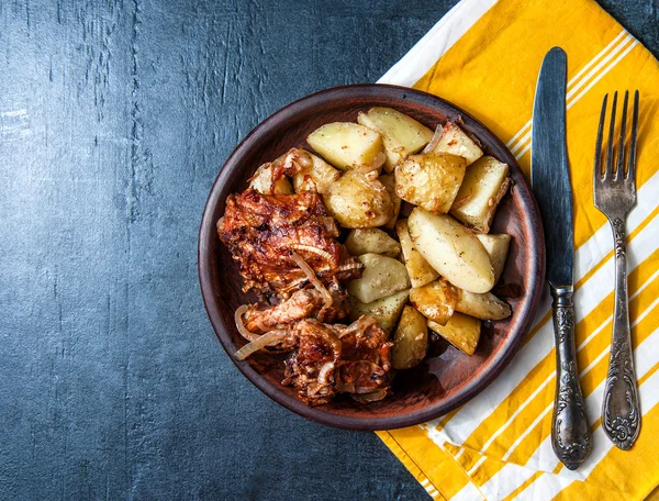 Costillas a la parrilla con salsa barbacoa, cebolla y papas crocantes calientes — Foto de Stock