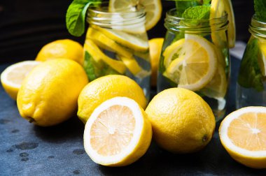 Limonata, limon ve nane taş tablo arka plan üzerinde kompozisyon